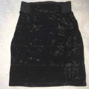 Oanvänd (men testad) kjol i storlek xs, som även passar small. Säljes då den inte kommer till användning!   • Köparen står för frakt!