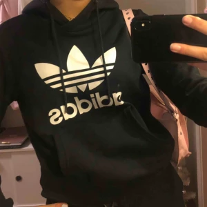  - Adidas Hoodie använd ett fåtal gånger. Sitter jättefint. Kan mötas i Stockholm eller så betalar köparen för frakt🥰