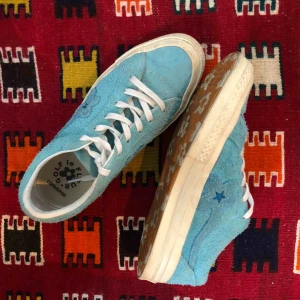  - Tyler the Creator x Converce One Star Golf Le Fleur i storlek 38💙 Dem är använda men har dock inte använt dem på ett långt tag & har rengjort dem flera gånger så dem ser as najs ut och är redo för en ny ägare. Skriv så kan vi diskutera priset ⭐️