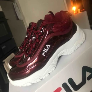  - Fila Strada Low, i storlek 37. Aldrig använda endast testade. Lackade i en fin röd färg. ❣️🎈köp som present till en cool kompis eller behåll själv, fin till vår/sommar/höst outfits!!!