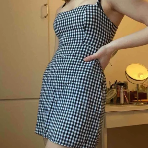  - Säljer min fina rutiga sommarklänning. Den har tyvärr blivit för liten för mig så jag hoppas att den kan få ett nytt liv hos en annan ägare.