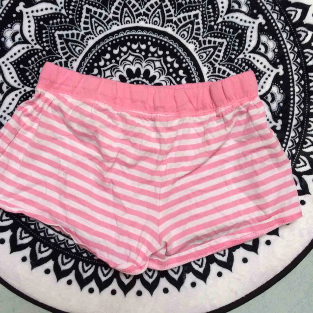 Rosa/vita shorts som hör till linnet jag säljer i en annan annons. Märkt 146/152 men jag kunde ha dem som xs/s. Frakt: 42 kr. Shorts.
