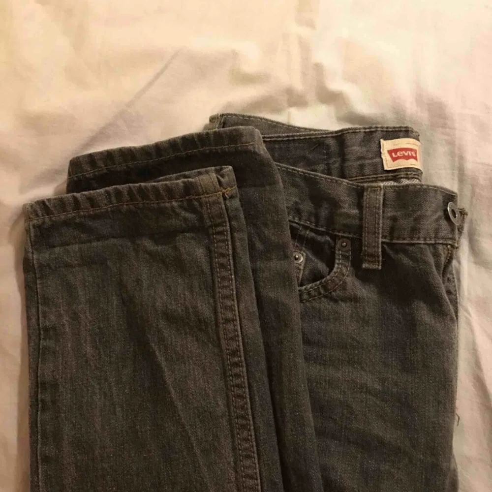Underbara Levis jeans i den klassiska 511 modellen i en cool grå/svart färg💕😼 pris kan diskuteras, vi möts i Sthlm eller så fraktar jag på köparens bekostnad!! 👌💘. Jeans & Byxor.