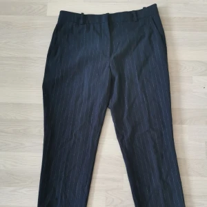 H&M kostymbyxor - Världens finste H&M kostymbyxor med glittriga ränder. Knappt använda. Pris inklusive frakt. 