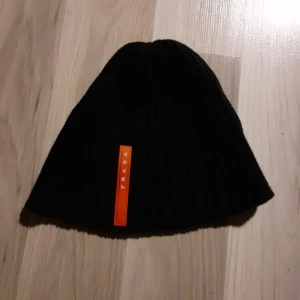 Prada möss  - Äkta Prada mössa 300 sek ink frakt