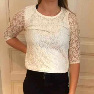  - Riktigt fin tröja men vit spets, passar en S