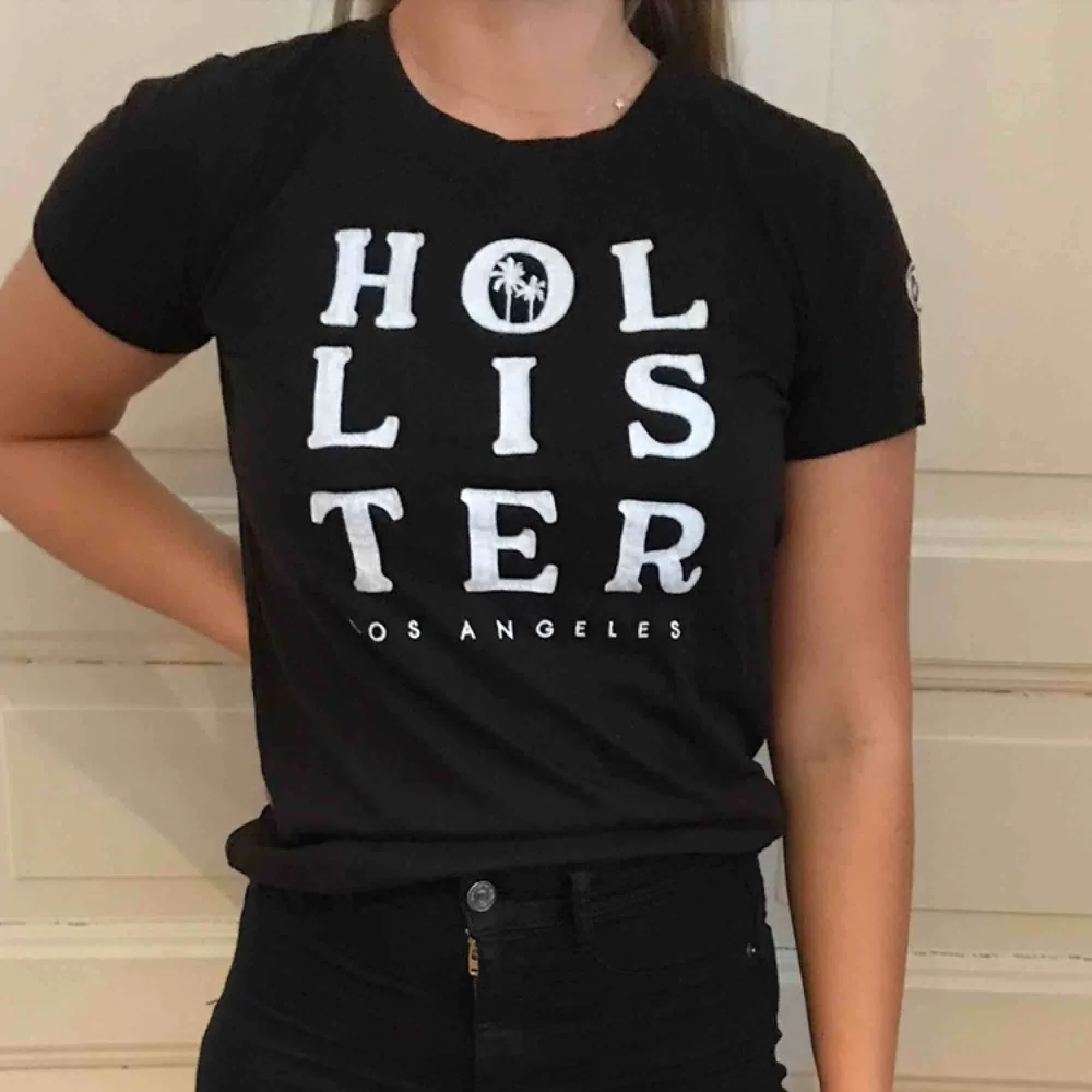 Snygg svart T-shirt från hollister. T-shirts.