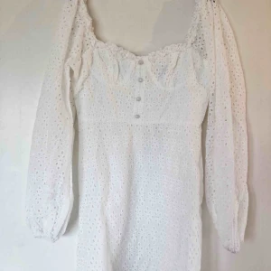  - Helt ny/oanvänd klänning från Boohoo. Säljes pga för stor för mig. Riktigt fin både som studentklänning, till midsommar eller bara som sommarklänning i allmänhet! 