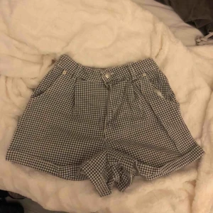  - Säljer dessa ursnygga shorts pga att de inte riktigt är min stil, är i storlek 36 men i en lite ”större” modell 