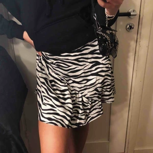  - Säljer denna coola kjolen i såå skönt material, storlek 38 och skulle säga att den passar S/M👍🏽💕 (har gjort en knut på baksidan på bilderna då den är för stor för mig)