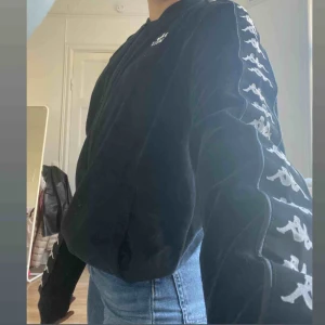Tröja - ball  tröja med dragkedja från kappa köpt från herravdelningen i storlek XS och sitter oversized på mig som oftast är storlek xs-s i damplagg  Säljer pga att jag inte finner användning till den längre  ordinarie pris : 700kr
