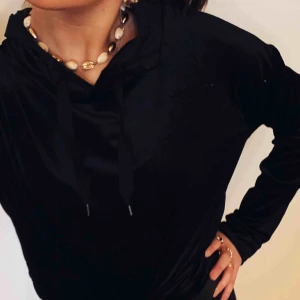  - Hoodie i materialet sammet/velvet. Snygg och bekväm. Band till huvan finns att justera med. Fler bilder kan skickas och frakt tillkommer. 