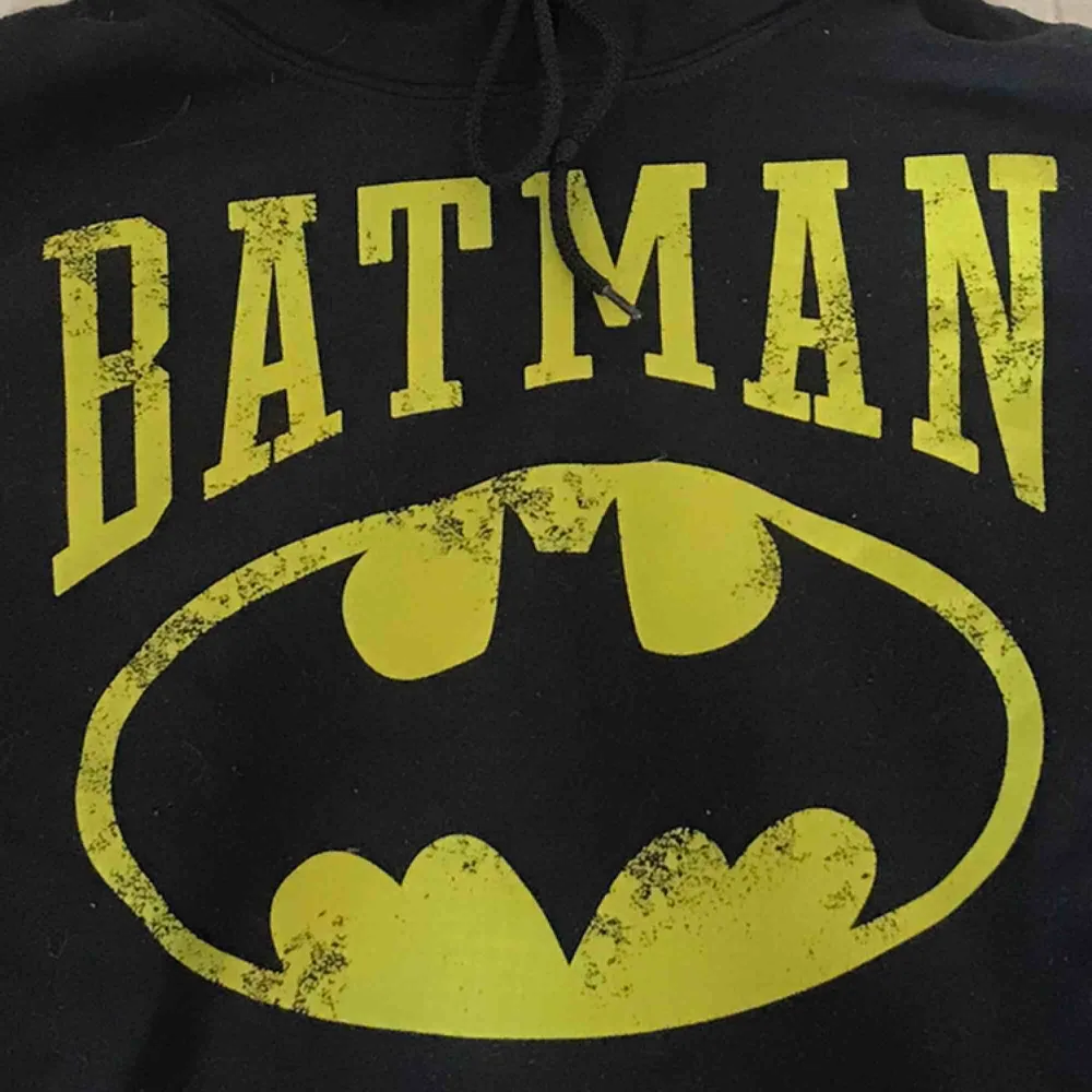 Läggs ut igen pga oseriös köpare😒Oversized hoodie med vintage batmantryck på, knappt använd🥰. Hoodies.