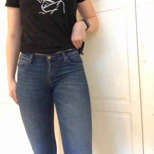  - Jeans från Lee som är lite lågmidjade. Storlek okänd men gissar på 36, långa ben. Passar mig i längden (175) men är för tajta. Byxorna är sönder på två ställen (kolla sista bilden) där skärpet ska gå igenom. Har man nål och tråd kan man lätt laga byxorna.