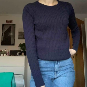  - Marinblå kabelstickad tröja i storlek S, köparen betalar frakt☺️ 