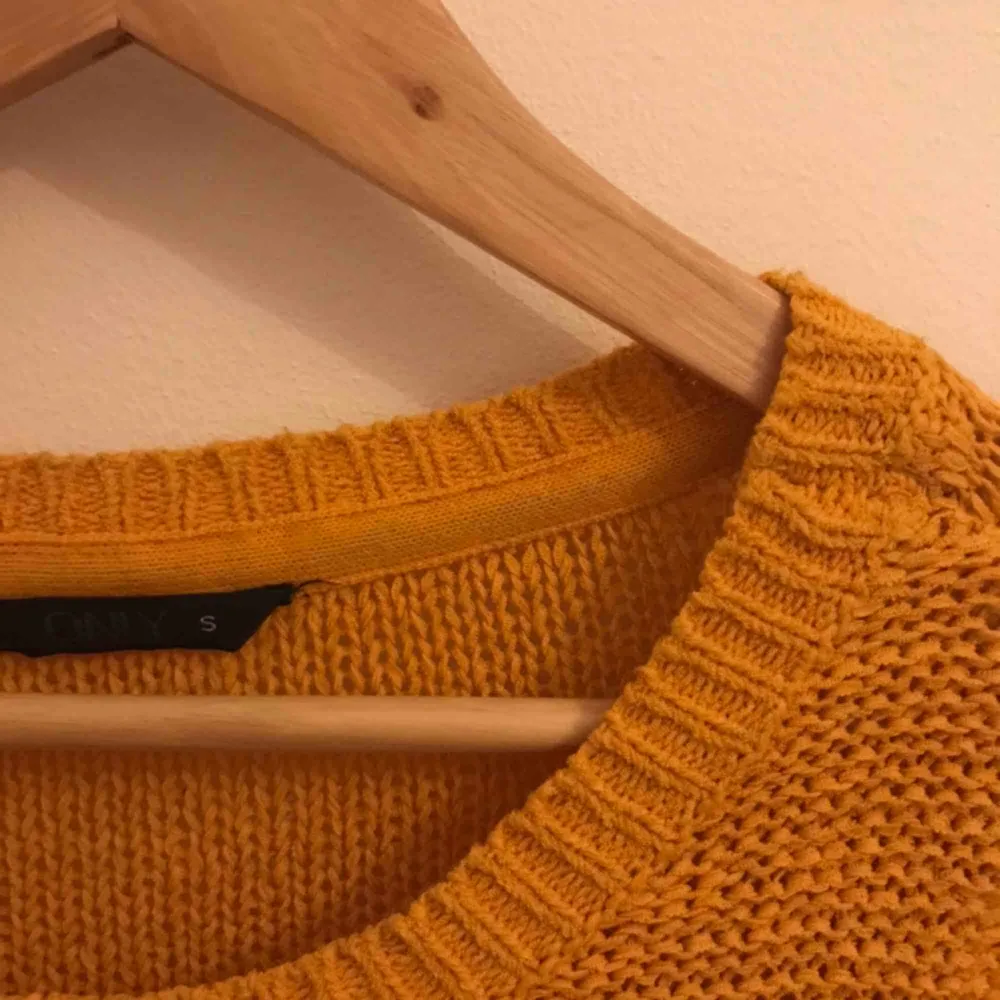 Höstig senapsgul stickad tröja från Vero Moda. Är i gott skick. Kan mötas upp i Stockholm eller frakta! (Köparen står för frakten). Tröjor & Koftor.