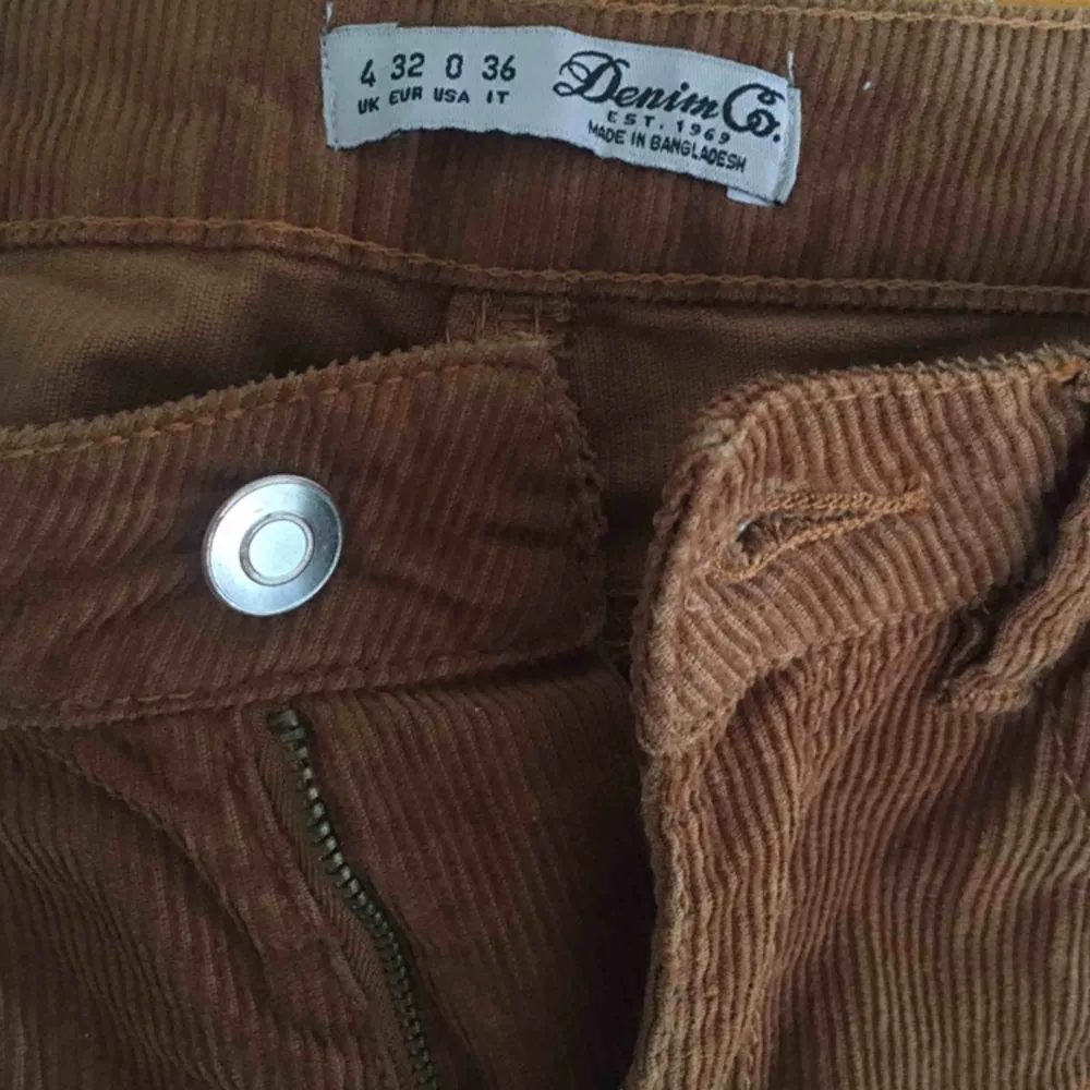 Assnygga bruna manchesterbyxor som tyvärr inte kommer till användning🥵ber om ursäkt för dess skrynkliga tillstånt🤭fint skick, frakt ingår, pris kan diskuteras. Jeans & Byxor.