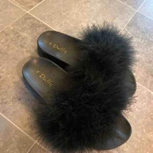  - Duffy flufftofflor i platå