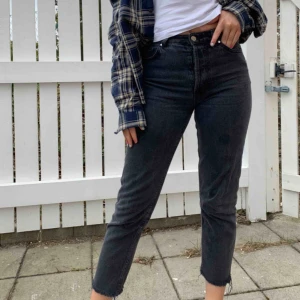  - Säljer dessa snygga svarta mom jeans från bikbok. Sitter bra och dem har slitningarna längst ner.💞