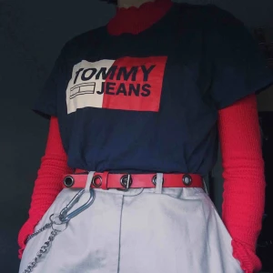  - nice tommy tröja i mörkblått, passar väl med rött och vitt! frakt på 25kr tillkommer :) den röda turtlenecken finns också att köpa!