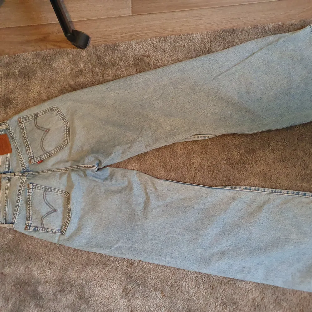 (Inkl frakt) Coola långa och vida Levi's jeans som säljs på grund av att dom inte används. Är i storlek W29 L33. Är använda max 5 gånger och är i mycket fint skick. Nypris var 1249 kr.. Jeans & Byxor.