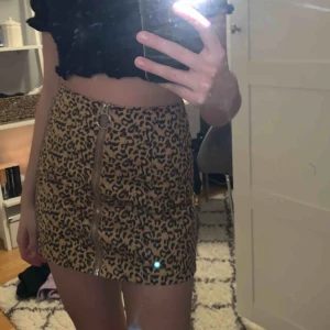  - Mönstrad kjol från carlings! Dragkedjan går ner hela vägen. Köpare står för frakt!