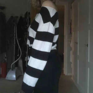  - Fin stickad tröja köpt på H&M. Modellen är off-shoulder och ganska oversized i storleken. Den är i S men skulle nog passa allt från XS-L