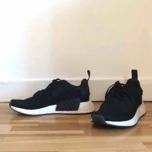  - Adidas Boost sneakers med ca 1 år på nacken. Sparsamt använda så dem är fortfarande fräscha. Storlek: US 9, UK 8 1/2  Köparen betalar frakten. Varan kan också hämtas i Stockholm. 