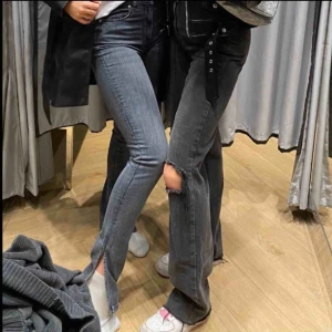  - Säljer de vänstra jeansen från bilden, lånad bild men skriv privat för fler bilder. Storlek S från zara! Kom med bud👍🏼