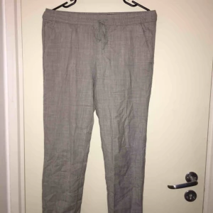  - Supersköna och mjuka ankellånga ”kostymbyxor” i liknande linnematerial.