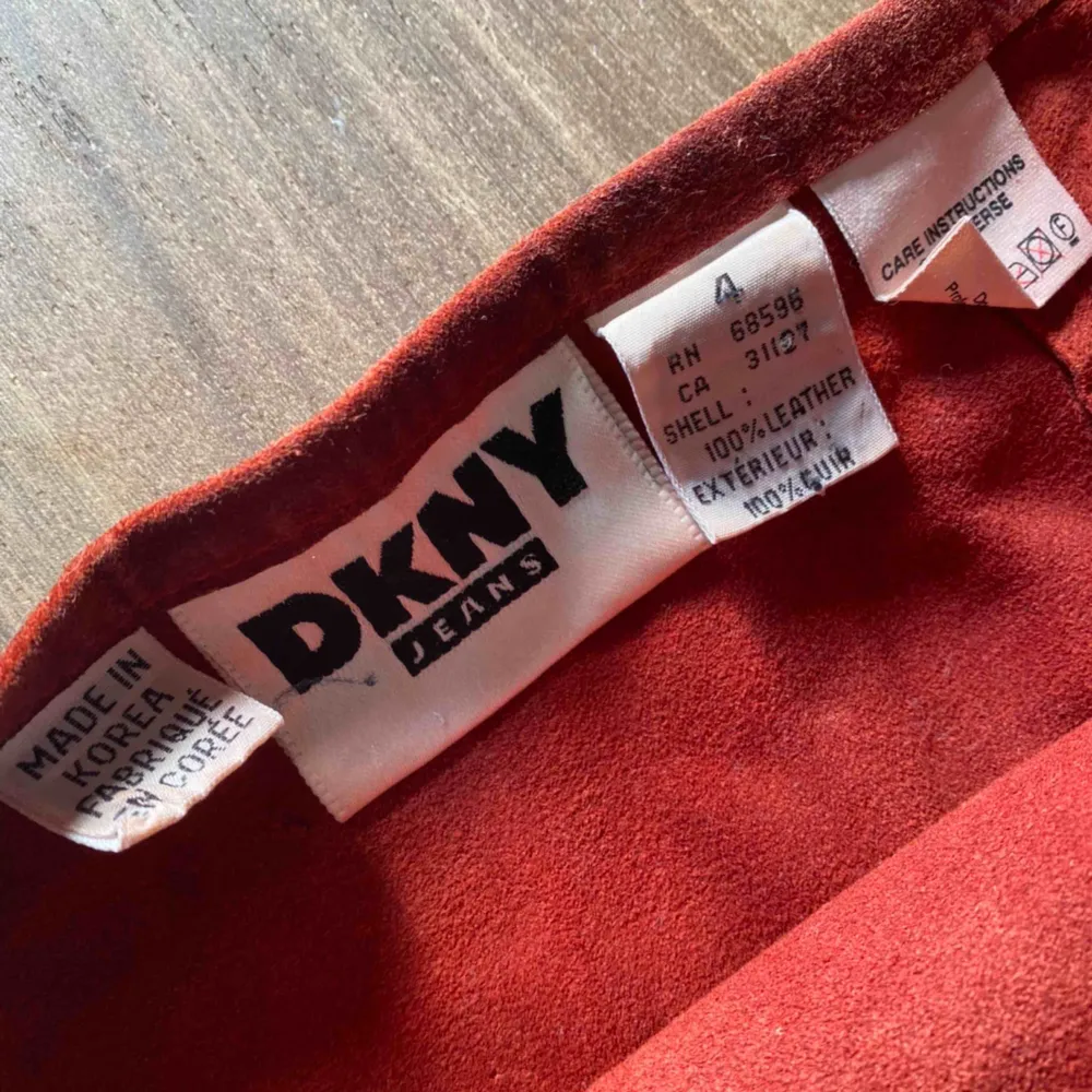 EN LÄDERKJOL FRÅN DKNY. 100% Läder! Använd ett fåtal gånger, i okej skick 😊 Storlek: 4 - Passar till alla årstider! Går att mötas upp i Stockholm eller frakta. (Köparen betalar för frakt) 😄 Betalning via Swish ✅ . Kjolar.