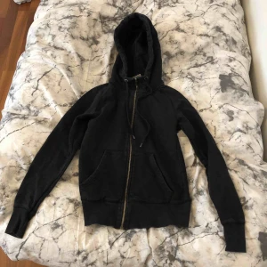  - Säljer denna fina svarta koftan använd ca två gånger mycket bra skick