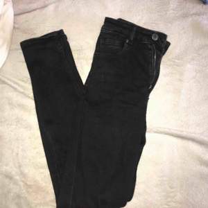 Säljer ett par svarta tighta jeans från Gina, modell Molly original. Har två par till därav säljer jag dessa💛 Frakt tillkommer