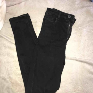  - Säljer ett par svarta tighta jeans från Gina, modell Molly original. Har två par till därav säljer jag dessa💛 Frakt tillkommer