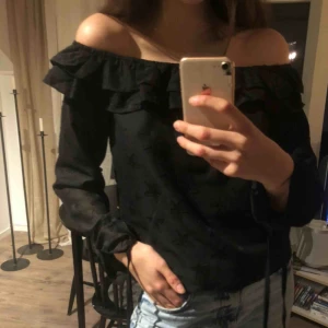  - Supersnygg off shoulder tröja🥺Säljer pga garderobsrensning! Skriv om ni vill ha mer bilder