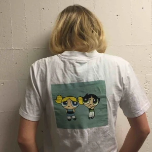  - Snygg t-shirt med handmålade powerpuff pinglor!💞 