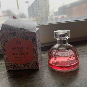 - Parfym The Body Shop,använda fåtal gånger  Nypris 250kr. 