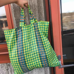  - Unik bärkasse perfekt för grejerna som inte fick plats i handväskan.  Material: troligtvis 100% plast  Ej använd.  Kan mötas upp i Stockholm.