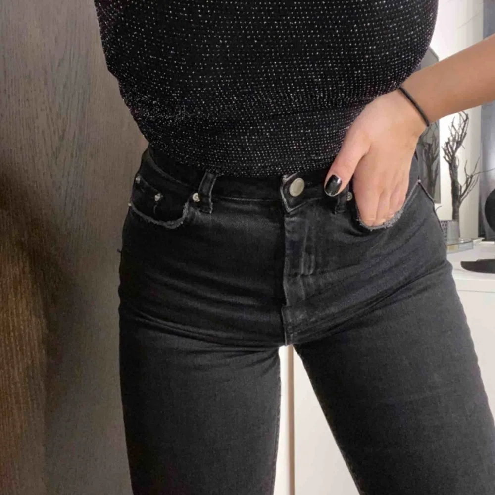 Snygga byxor från Gina som är nästintill oanvända. Priset går att diskutera, frakt tillkommer🌸🌸. Jeans & Byxor.