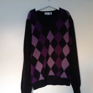 Rutig sweater Isolde  -  Lila/svart weater från Isolde. 30kr+frakt 