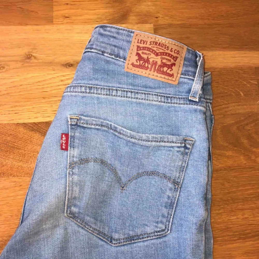 Säljer ett par super snygga Levis jeans som jag tyvärr har tröttnat lite på men har varit en favorit i min garderob✨Super bra kvalite💫Skriv för frågor eller mer bilder! Kan mötas upp eller skickas men köparen står för frakt✨. Jeans & Byxor.