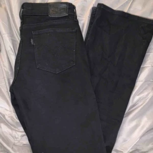  - Helt nya Levis bootcut 715 jeans som bara är använda 3/4 ggr då det hunnit blivit för små. Väldigt bra skick då de är som nya. Köpt för 1199kr.