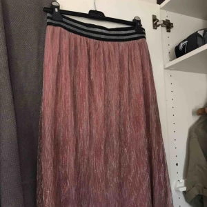  - Rosaglittrig kjol från Kaffe i stl L. Passar dock mig som i vanliga fall har stl M, samtidigt som den är väldigt stretchig och elastisk. Går nedanför knäna och har flera lager🌸 Använd mkt få gånger och är i väldigt fint skick. 