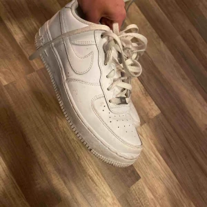  - Nike air force 1. Köpte dom för 2-3 månader sen och använt dom va 10 gånger. Säljer för att jag har så mycket skor