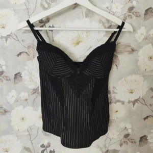 Randig bh/top - Svart bh/top med vita ränder och byglar. Bra skick. Gratis frakt!