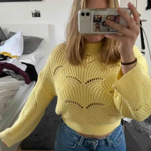  - Gul stickad tröja från Gina Tricot. Ganska kort och har lite vida ärmar. Original pris runt 300 kronor. Frakt ej inkluderat. Jag är en M i vanliga tröjor och den sitter okej men säljer pågrund av att den är på gränsen till för liten för mig