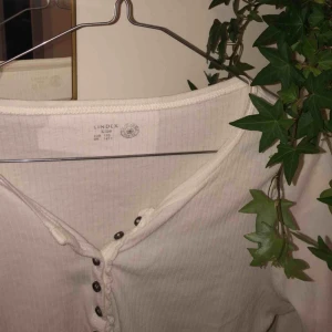  - Jättesnygg, cropad tröja (klippt själv). Jag möts upp i Stockholm, helst slussen ifall det är möjligt. Ifall jag postar står köparen för frakt!   För mera bilder och information, kontakta mig! ❤️