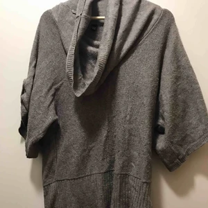  - Grå stickad t-shirt med krage, lite oversize. Köparen står för fraktkostnaden.