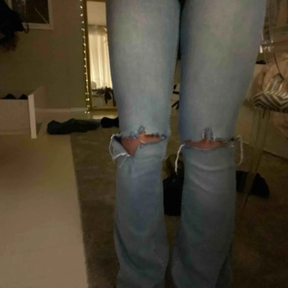 Snygga bootcut jeans med hål i knäna!! Bud uppe i 300 +frakt (ansvarar inte för postens slarv). Jeans & Byxor.