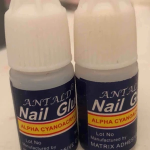  - Nagellim en helt full typ och en lite använd bara